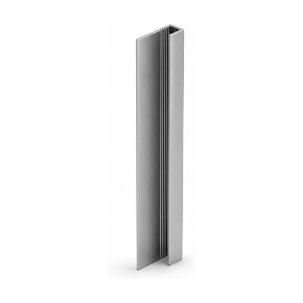 Profilul de capăt Rocko tip C argintiu, din aluminiu, așezat vertical, cu nervurile de pe interior la vedere