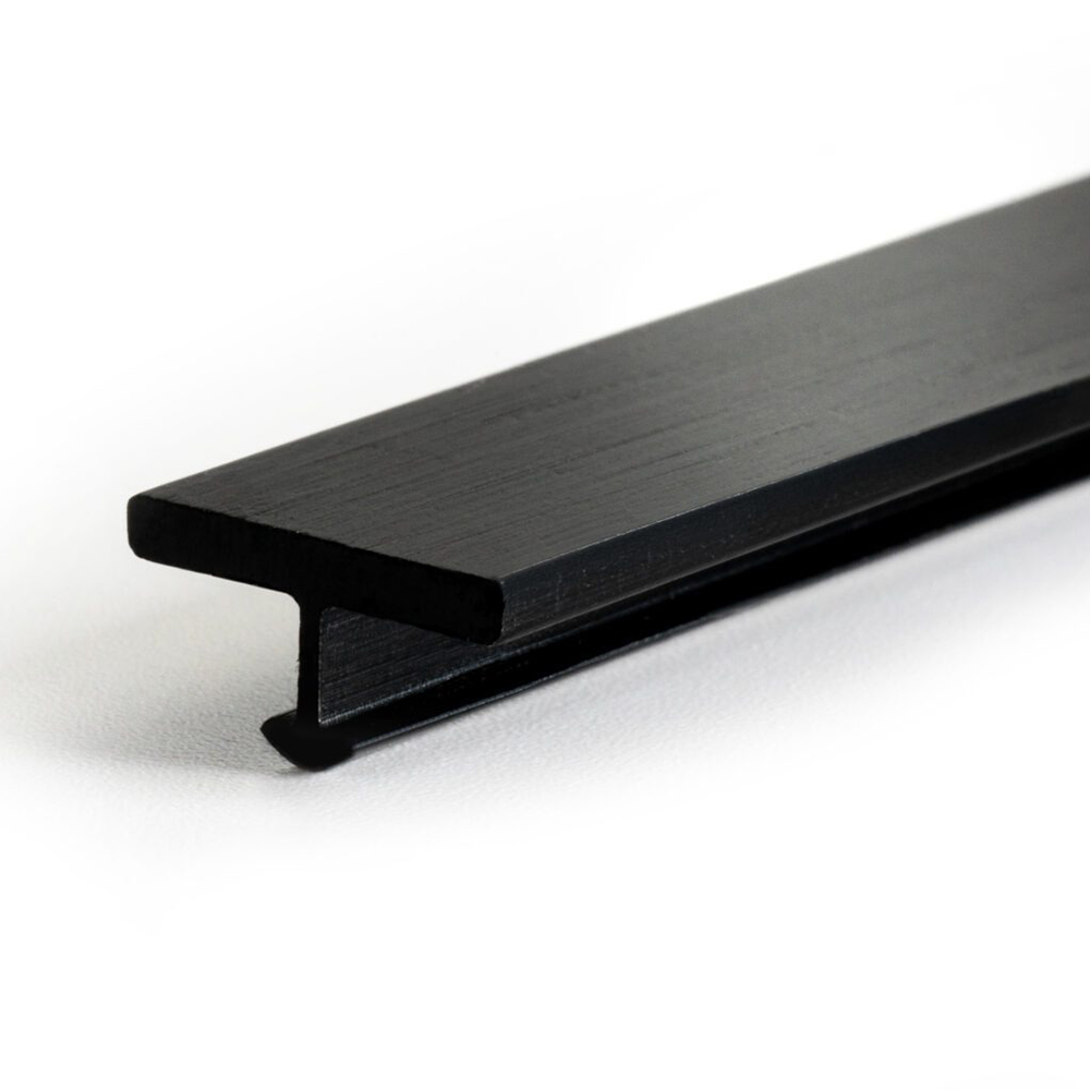Profil conector T negru, capăt Profil conector T negru periat, văzut în capăt, cu nervura care intră între panouri