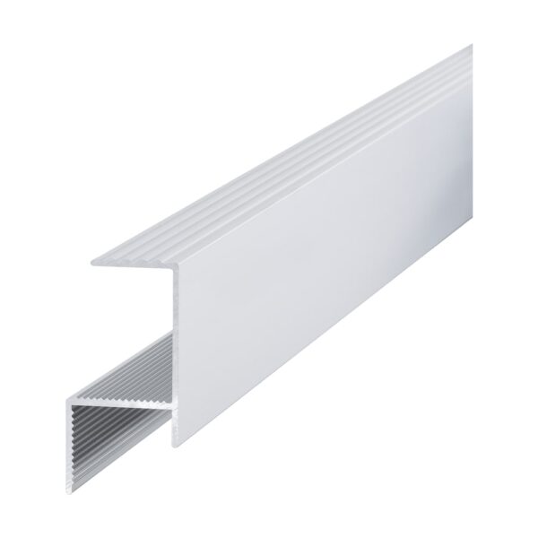 Profil de contur Relo RA pentru terase groase de 23–26 mm, din aluminiu argintiu, cu buza de sus striată și aripa de prindere