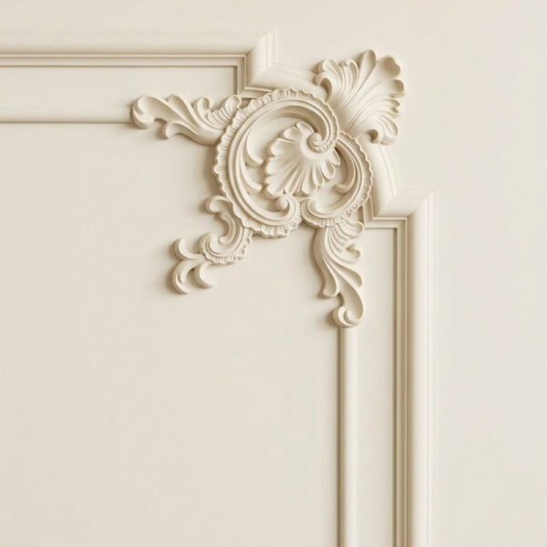 Colț de chenar decorativ cu ornament floral în relief și linii fine de profil, pe perete crem