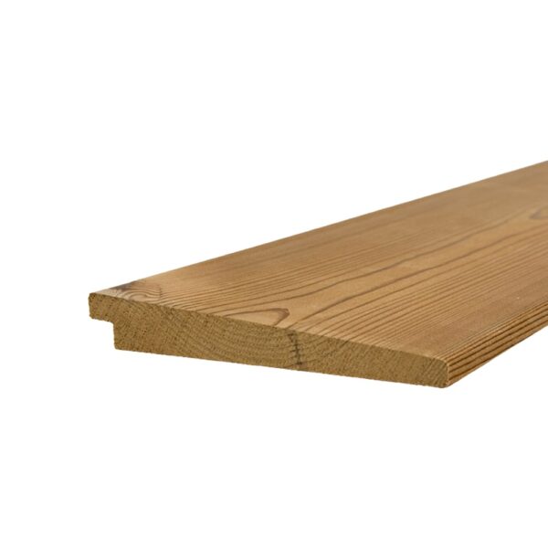 Scândură de fațadă diagonală UYL de 21 × 142 mm din pin tratat termic, brun deschis, cu falț la muchia groasă, pe fundal alb