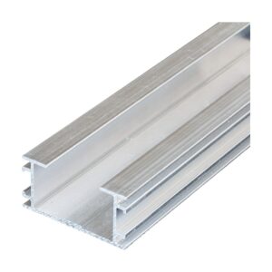 Profil de substructură Relo C din aluminiu argintiu, deschis sus, cu buze laterale și canale pentru cleme, în perspectivă
