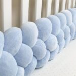 Apărătoare laterală împletită pentru pătuț, albastru, 220 × 18 cm, detaliu al cusăturii