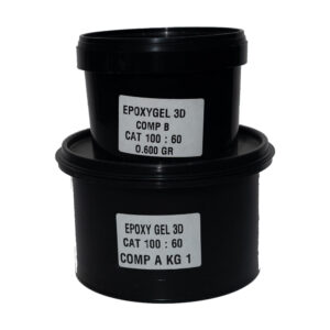 Două recipiente negre suprapuse, cu etichetele EpoxyGel 3D componenta A și componenta B