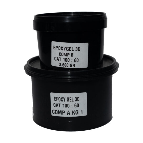Două recipiente negre suprapuse, cu etichetele EpoxyGel 3D componenta A și componenta B