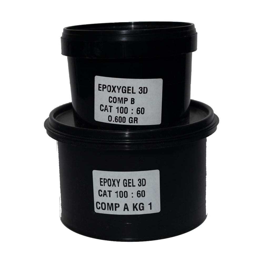 Două recipiente negre suprapuse, cu etichetele EpoxyGel 3D componenta A și componenta B Două recipiente negre suprapuse, cu etichetele EpoxyGel 3D componenta A și componenta B