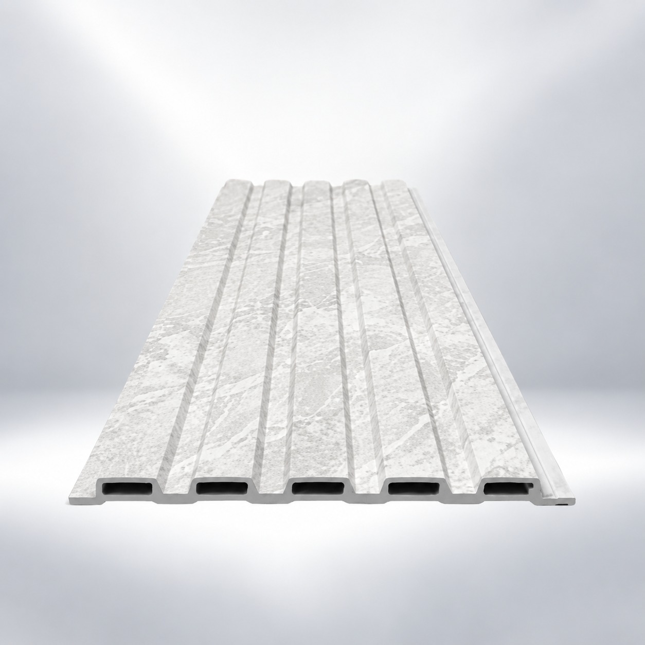 Riflaj WPC 711301-156, marmură albă Riflaj WPC 711301-156 cu decor de marmură albă și cinci caneluri, cu profil gol vizibil în capăt