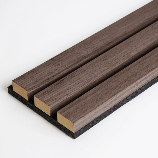 Detaliu riflaj acustic JM1114-MBW-23WV: baghete din MDF cu furnir maro închis pe pâslă neagră