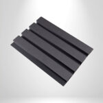 Riflaj de exterior negru antracit cu patru nervuri late, văzut oblic pe fond deschis