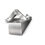Capătul barei pătrate din inox satinat, cu picioarele înclinate prinse de ea