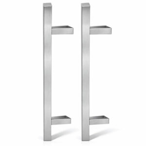 Două mânere de tras din inox satinat cu profil pătrat, așezate vertical, cu picioarele de prindere