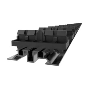 Capătul șinei Flat Rail din aluminiu negru, cu profilul jos și clema de plastic prinsă deasupra, în prim-plan