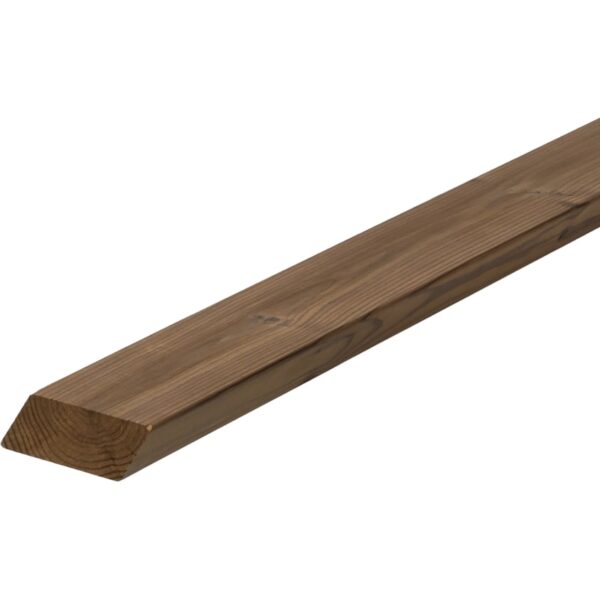 Șipcă Luna Parallelogram SSS 26×68 din pin tratat termic, brună, cu laturile înclinate în secțiune de paralelogram, pe alb
