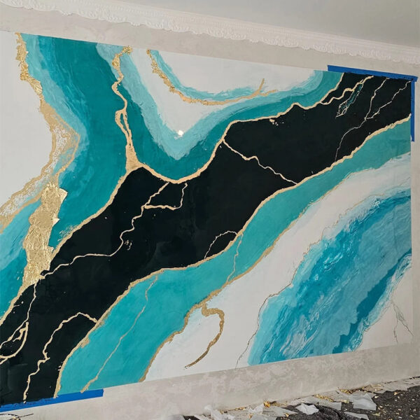 Perete finisat cu stucco venețian, cu valuri de marmură turcoaz, negru și vinișoare aurii