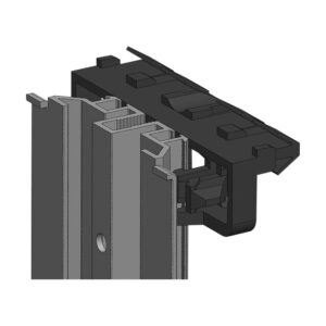 Randare cu suportul negru de plintă Flat 120 prins pe capătul profilelor de aluminiu ale structurii terasei