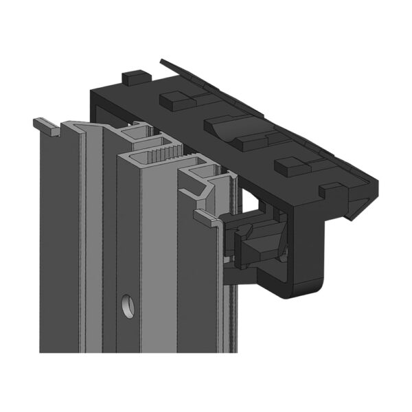 Randare cu suportul negru de plintă Flat 120 prins pe capătul profilelor de aluminiu ale structurii terasei