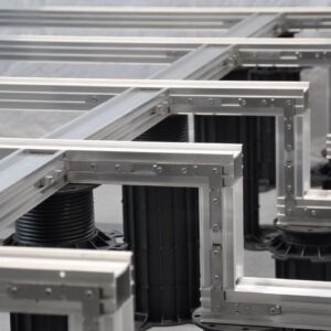 Cadru de substructură din profile de aluminiu îmbinate la colțuri cu suporturi Relo F, așezat pe picioare reglabile negre