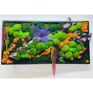 Tabloul de 120 × 60 cm din față, cu perne de mușchi verde, licheni portocalii, ferigă mov și ciucuri fucsia
