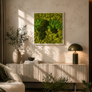 Tablou cu licheni și mușchi 50 × 50 cm, ramă albă, deasupra unei comode, lângă o vază cu ramuri și o lampă