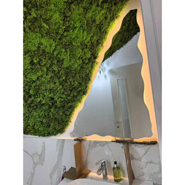 Licheni stabilizați verde crud pe tavanul înclinat al băii, deasupra unei oglinzi ondulate luminate
