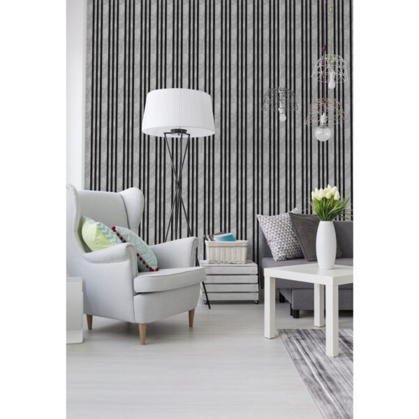 Living cu fotoliu gri deschis și perete cu riflaj argintiu cu negru, decorul terminației JC1021-11089