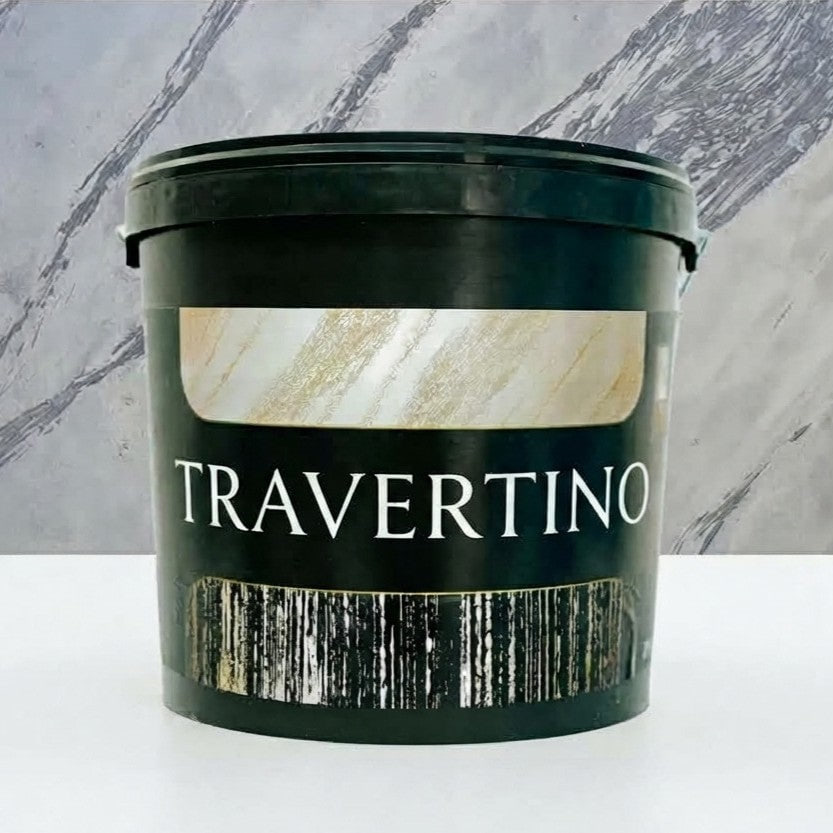 Găleată neagră de tencuială decorativă Travertino, în fața unui perete cu vinișoare gri Găleată neagră de tencuială decorativă Travertino, în fața unui perete cu vinișoare gri