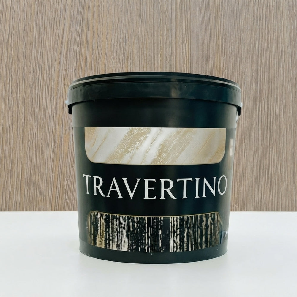 Găleată de tencuială Travertino pentru interior, pe o masă albă, în fața unui panou din lemn Găleată de tencuială Travertino pentru interior, pe o masă albă, în fața unui panou din lemn