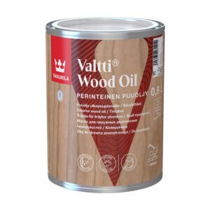 Cutie de 0,9 l cu uleiul nuanțabil Tikkurila Valtti Wood Oil pentru lemn de exterior, cu V roșu pe eticheta maro