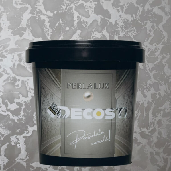 Găleată de vopsea decorativă Perlalux cu capac negru, în fața unui perete cu efect perlat argintiu
