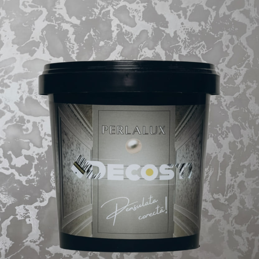 Găleată de vopsea decorativă Perlalux cu capac negru, în fața unui perete cu efect perlat argintiu Găleată de vopsea decorativă Perlalux cu capac negru, în fața unui perete cu efect perlat argintiu