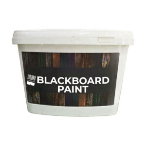 Găleată albă de vopsea cu efect de tablă de scris, cu eticheta Blackboard Paint